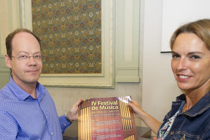 Diego Crespo y Lorena de la Fuente muestran el cartel de la cuarta edición del festival.-ISRAEL L. MURILLO