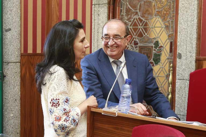 Gloria Bañeres y Antonio Fernández Santos charlan antes del Pleno municipal del pasado julio.-RAÚL G. OCHOA