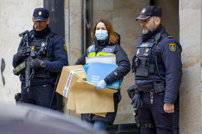 La Policía Nacional registra la casa un jubilado de 74 años en Miranda de Ebro por el envío de cartas con material pirotécnico al presidente del Gobierno.  ICAL