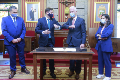 Firma del acuerdo de promoción conjunta entre los alcaldes de Burgos y Logroño. RAUL G. OCHOA