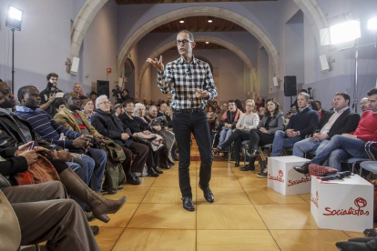 Pedro Zerolo toma la palabra en la asamblea abierta que se celebró en el Monasterio de San Agustín.-SANTI OTERO