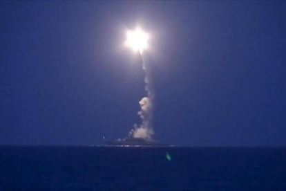 Imagen proporcionada por el Ministerio de Defensa de Rusia en la que un buque de guerra ruso dispara un cohete en el Mar Caspio, alcanzando objetivos de Estado islámico y Al-Nusra en Síria.-REUTERS
