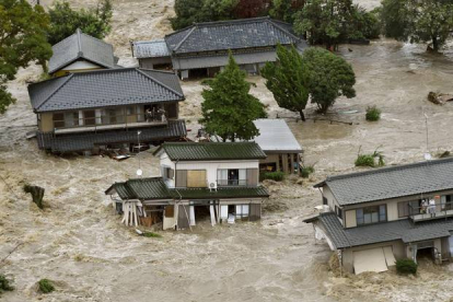 Imágenes de la inundación que afecta a Joso, en la prefactura de Ibaraki, a causa del desbordamiento del río Kinugawa.-ATLAS