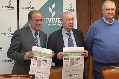 Pedro García Romera y José Luis Herrero presentaron el número de lotería de Navidad solidario.-ECB