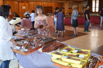 Muchos asistentes aprovecharon la cita para comprar cecina de Quintanar.-R.F.