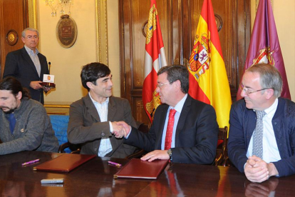 De izquierda a derecha, José Ángel Sánchez, Javier Basconcillos, César Rico y Ángel Carretón, durante la firma.-I. L.M.