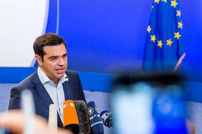 Tsipras se dirige a los medios a la salida de una reunión en Bruselas.-Foto: GEERT VANDEN WIJNGAERT / AP
