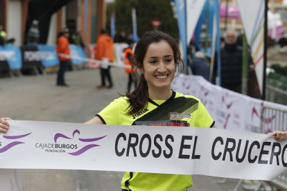 Cristina Ruiz festeja la consecución de su primer triunfo en el Cross de Navidad El Crucero-Santi Otero