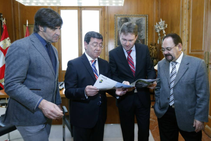 Rico y Lacalle (centro), junto al concejal de Turismo, Fernando Gómez (izq) y del presidente de Sodebur, Ángel Guerra-R. O.