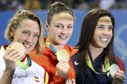 Belmonte, en el podio del 400 estilos, junto a la ganadora Hosszu y la segunda, Dirado.-STEFAN WERMUTH / REUTERS