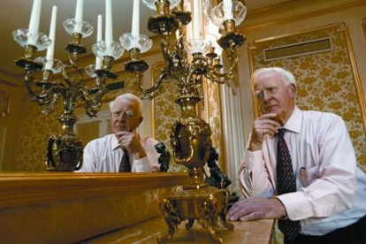 John Le Carré posa en una de las salas del Hotel Palace de Barcelona, en el 2007, durante la promoción de la novela 'La canción de los misioneros'.-ELISENDA PONS
