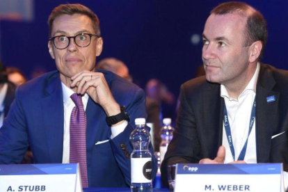 Alexander Stubb y Manfred Weber, durante el Congreso del PPE en Helsinki.-LEHTIKUVA HEIKKI SAUKKOMAA (REUTERS)
