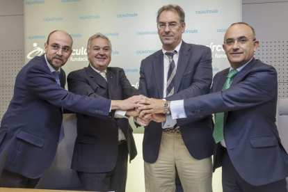 Fuentes (P. Hombre), Conde (F. Cajacírculo), Benavente (FAE) y Hernández (Ibercaja) renovaron ayer el acuerdo.-S. OTERO