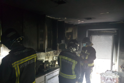 Los Bomberos intervienen en un incendio en una vivienda en Cavia. BOMBEROS DE BURGOS
