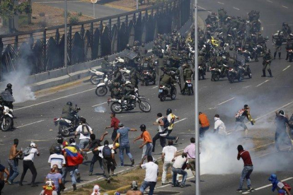 Manifestantes se enfrentan a los soldados de la Guardia Nacional Bolivariana.-FERNANDO LLANO (AP)