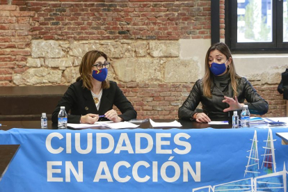 La alcaldesa de Aranda, Raquel González, y la portavoz del PP en Burgos, Carolina Blasco, durante el encuentro celebrado en la Estación. RAÚL OCHOA