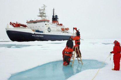 Científicos miden el grosor de la capa de hielo del Ártico cerca del Polo Norte.-STEFAN HENDRIKS (EFE)
