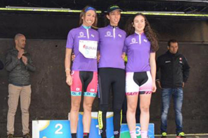 Mavi García, Sandra Alonso y Mireia Trias con el maillot morado.-