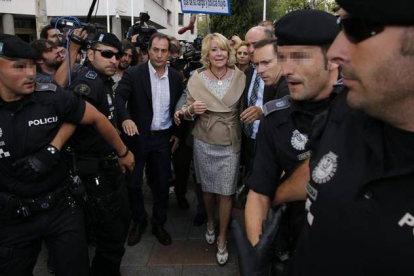 Esperanza Aguirre tras salir de los Juzgados de Plaza de Castilla, donde acudió a declarar como imputada el pasado lunes.-Foto: EFE / JUAN CARLOS HIDALGO
