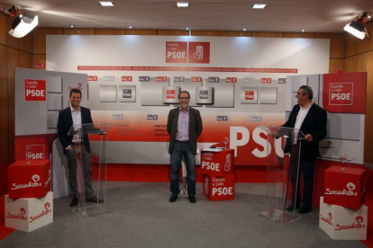 Los candidatos a la Secretaría regional del PSOE, Luis Tudanca y Julio Villarrubia, junto al moderador del debate, Francisco Alcántara-Ical