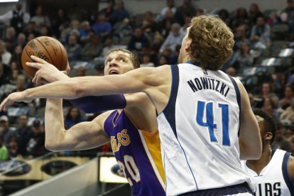 Nowitzki y los Mavs supararon a los Lakers y les condenaron a los más profundo del Oeste.-EFE / LARRY W. SMITH