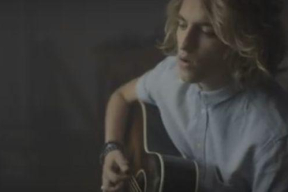 Manel Navarro, en un momento del videoclip de Keep on falling.-EL PERIÓDICO