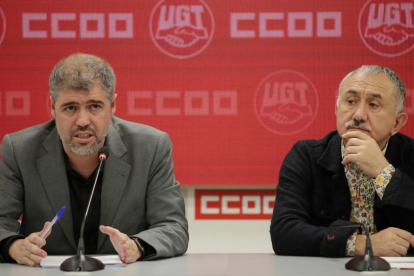 Unai Sordo (izquierda) y Pepe Álvarez (derecha), presiden la reunión de las ejecutivas de CCOO y UGT, celebrada hoy.-/ JOSE LUIS ROCA