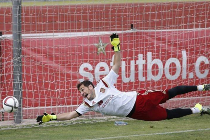 - El portero de la selección española Iker Casillas durante el entrenamiento que el combinado nacional ha realizado esta tarde en la Ciudad del Fútbol de Las Rozas.-EFE