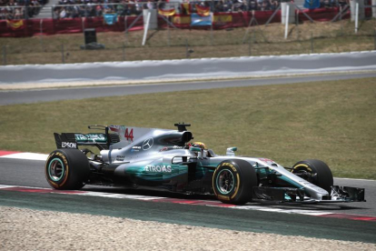 El piloto británico de Mercedes Lewis Hamilton durante la carrera del GP de España de F1 que se disputa en el circuito de Barcelona-Catalunya.-EFE