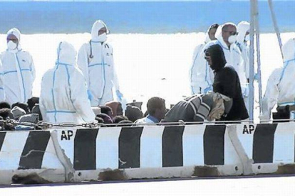 Inmigrantes rescatados a su llegada al puerto de Messina, en Sicilia, el sábado.-Foto: AP