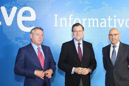 Mariano Rajoy, entre José Antonio Sánchez, presidente de RTVE, y José Antonio Sánchez Gundín, director de los Servicios Informativos de TVE.-EL PERIÓDICO