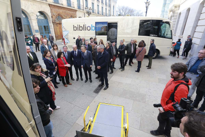 Ortega acudió ayer a Burgos para inspeccionar junto al presidente de la Diputación, César Rico, los nuevos bibliobuses que recorrerán la provincia. RAÚL OCHOA