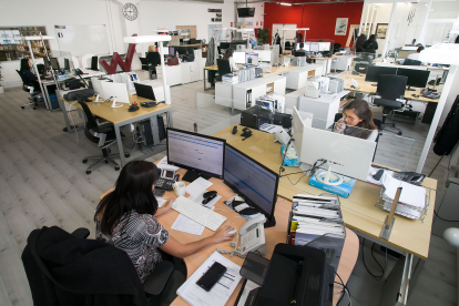 Varias mujeres trabajando en las oficinas de una empresa de electrodomésticos de Burgos. TOMÁS ALONSO