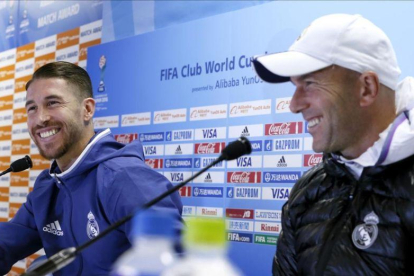 Sergio Ramos y Zinedine Zidane, durante la rueda de prensa de este sábado en Yokohama.-AP / SHUJI KAJIYAMA