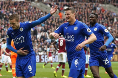 Jamie Vardy saluda al público tras marcar el tercer gol para el Leicester contra el West Ham.-REUTERS / PETER NICHOLLS