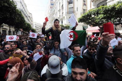 Protestas en Alger contra Bouteflika, este domingo.-EFE EPA / MOHAMED MESSARA
