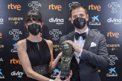 Marina Parés y David Pérez Sañudo sostienen el Goya al mejor guion adaptado por ‘Ane’. ALBERTO ORTEGA / ACADEMIA DE CINE