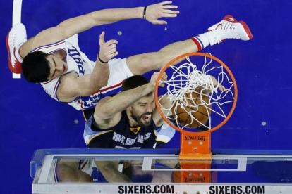 Marc Gasol pugna con Ilyasova para anotar en el partido ante los Sixers.-AP / MATT SLOCUM