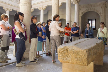 Un grupo de personas visita las instalaciones del Museo de Burgos.-ISRAEL L. MURILLO