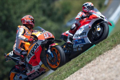 Marc Márquez deja pasar a Andrea Dovizioso durante la sesión de clasificación del GP de la República Checa.-AFP