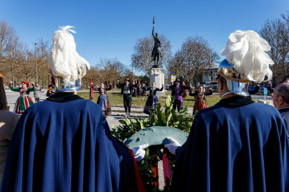 Dos policías locales vestidos con uniforme de gala portaron la corona de laurel que fue colocada a los pies del Conde Diego Porcelos, fundador de Burgos en el año 885. ICAL