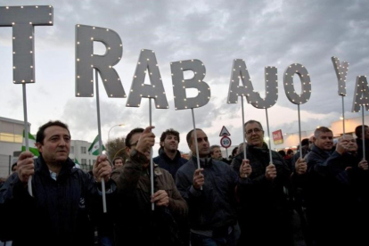 Trabajadores de Navantia de San Fernando (Cádiz), durante una manifestación en diciembre del 2013, en la que pedían más trabajo.-EFE / ROMÁN RÍOS