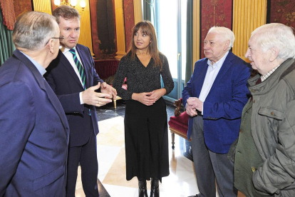 De izqda a dcha: Pablo González, Javier Lacalle, Carolina Blasco, Álvaro Manso y Juan Carlos Elorza converan momentos antes de la presentación.-ISRAEL L. MURILLO