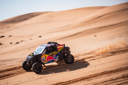 Cristina Gutiérrez cruza el desierto de Arabia Saudí con su Red Bull durante la sexta etapa del Dakar. @crisgutierrez