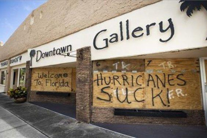 Cierran los lugares públicos en Florida ante la llegada del huracán Dorian.-EFE