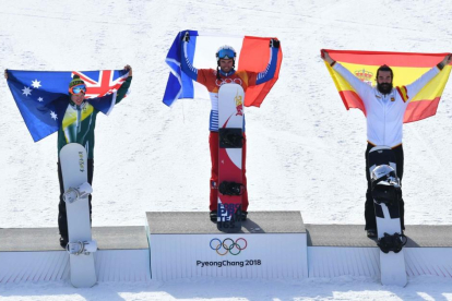 Regino Hernández, en el podio, junto al francés Vaultier (centro) y el australiano Hughes.-REUTERS / DYLAN MARTINEZ
