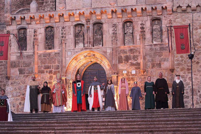 Imagen de la representación de la obra a las puertas del Monasterio de San Salvador.-G.G.