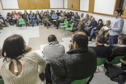 Raúl Salinero, a la derecha, en el inicio de la asamblea en el centro municipal de Comuneros.-SANTI OTERO