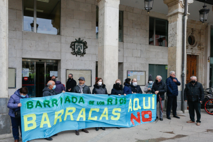 Los vecinos de la Barriada de los Ríos se manifestaron en contra de mantener las barracas en el polígono docente. SANTI OTERO