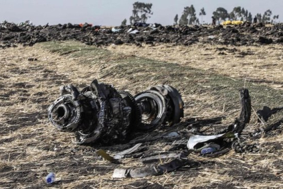 Restos del avión Boeing de Ethiopia Airlines siniestrado cerca de Bishoftu, a unos 60 kilómetros de Addis Abeba.-MICHAEL TEWELDE (AFP)